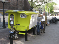 872002 Afbeelding van de 'VIP-Bus - een rijdende winkel van inspiratie', geparkeerd voor het Volksbuurtmuseum Wijk C ...